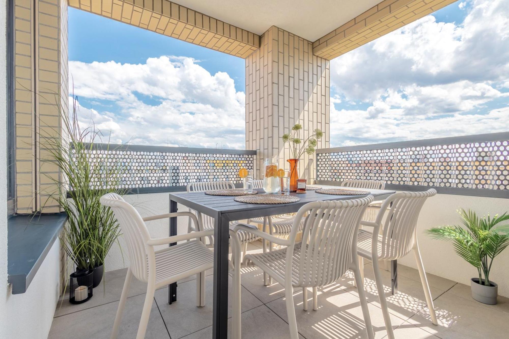 Bright 2Br - 7Th Floor, Balcony, Free Parking By Gravity Prague Apartment Ngoại thất bức ảnh