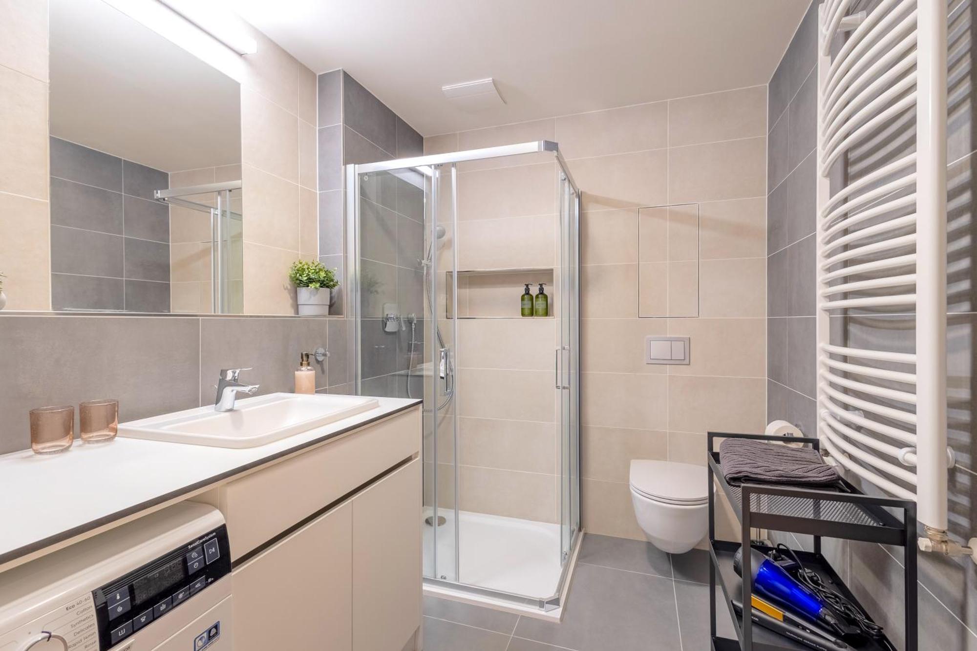 Bright 2Br - 7Th Floor, Balcony, Free Parking By Gravity Prague Apartment Ngoại thất bức ảnh