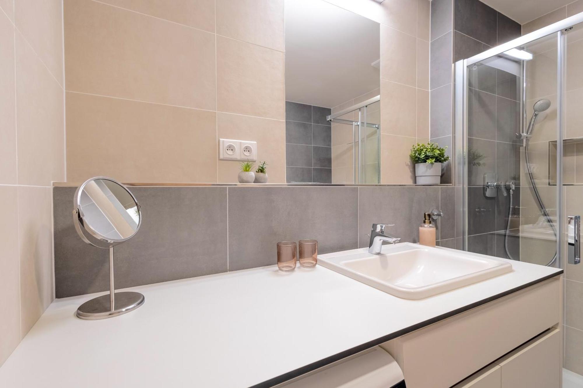 Bright 2Br - 7Th Floor, Balcony, Free Parking By Gravity Prague Apartment Ngoại thất bức ảnh